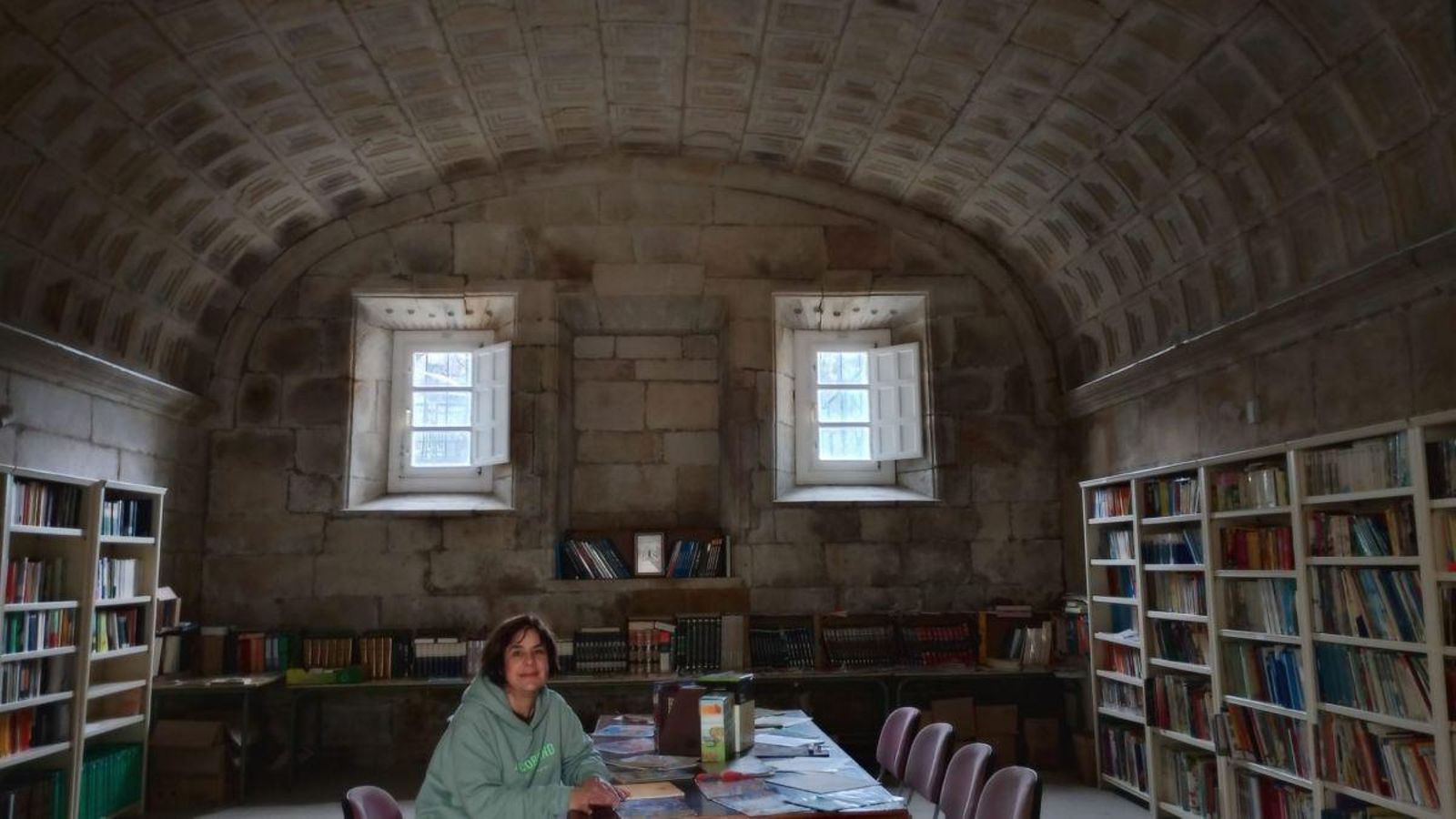 La sala capitular y si bibliotecaria Amelia Lamelas.