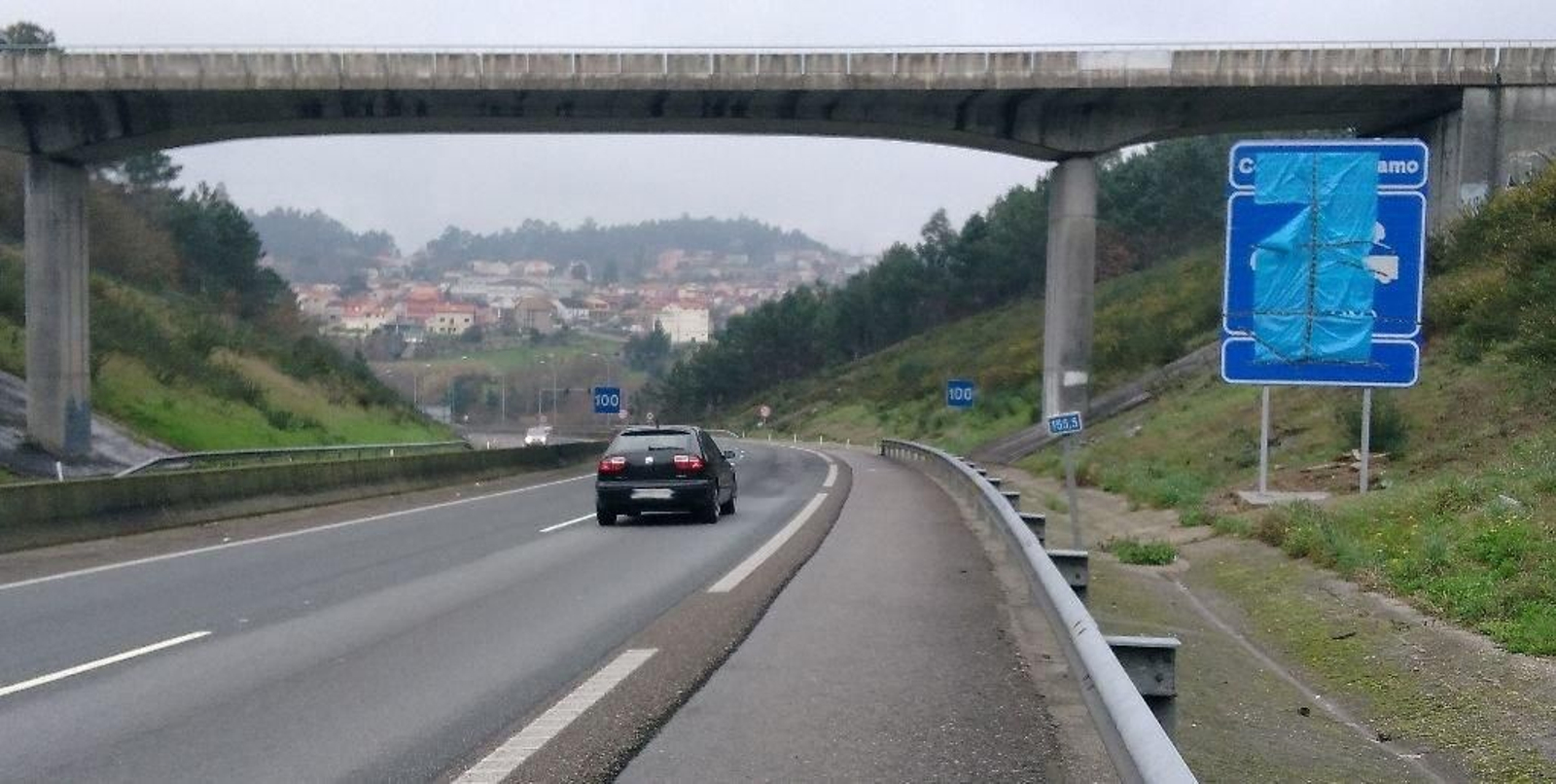 Tráfico ya ha colocado los carteles que anunciarán la instalación del radar de tramo en la AP-9, entre Peinador y Teis-Chapela-
