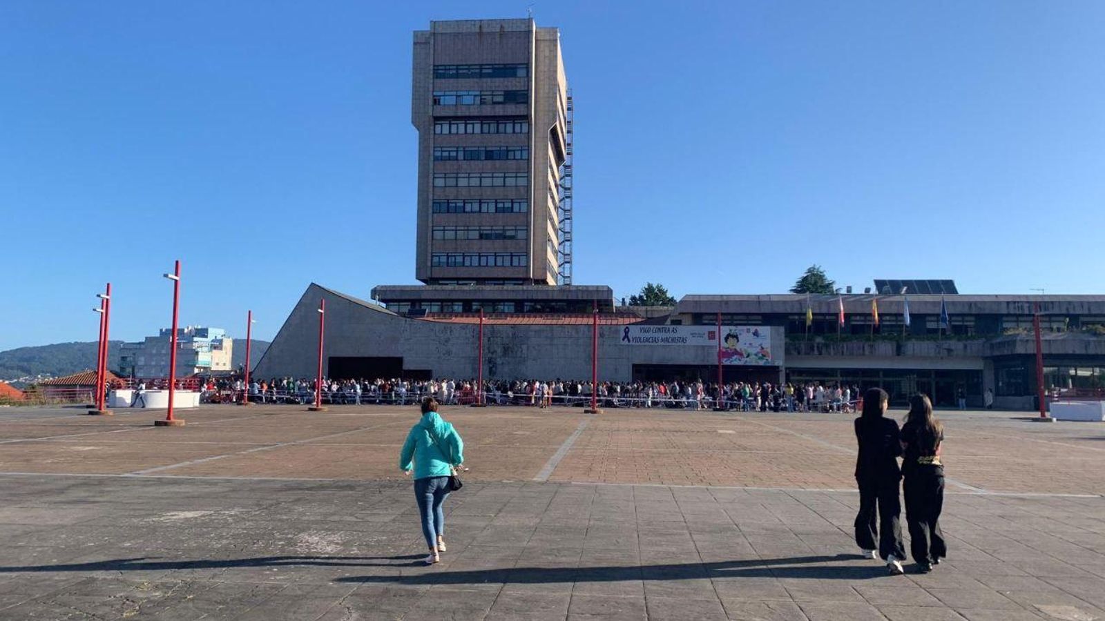 Cola de gente esperando para conseguir su entrada de Bad Gyal.