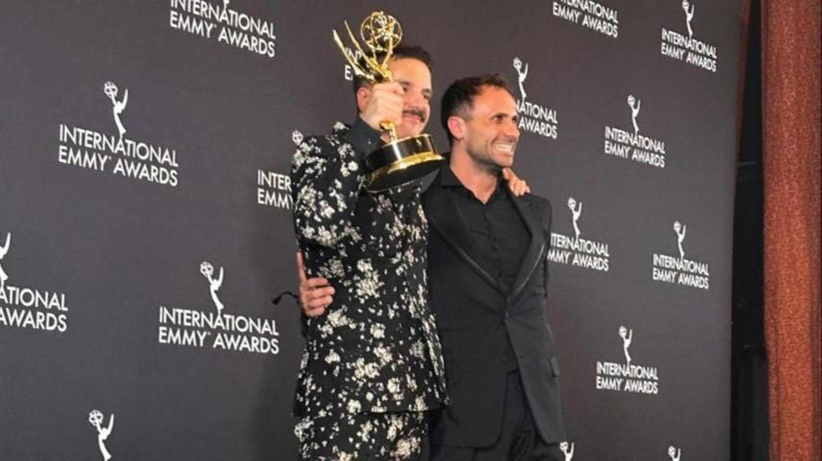 Javi Giner, director de 'Yo, adicto', sostiene el Emmy de Oriol Pla, premiado por su papel en la miniserie.