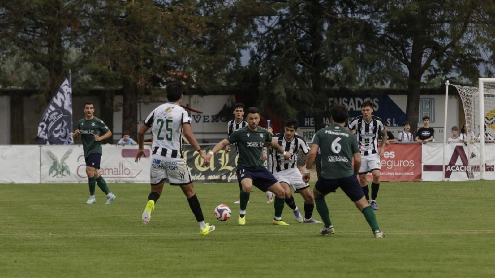 Rafa Mella, delantero del San Tirso, en una pugna con el antelano Xabi Lamas.