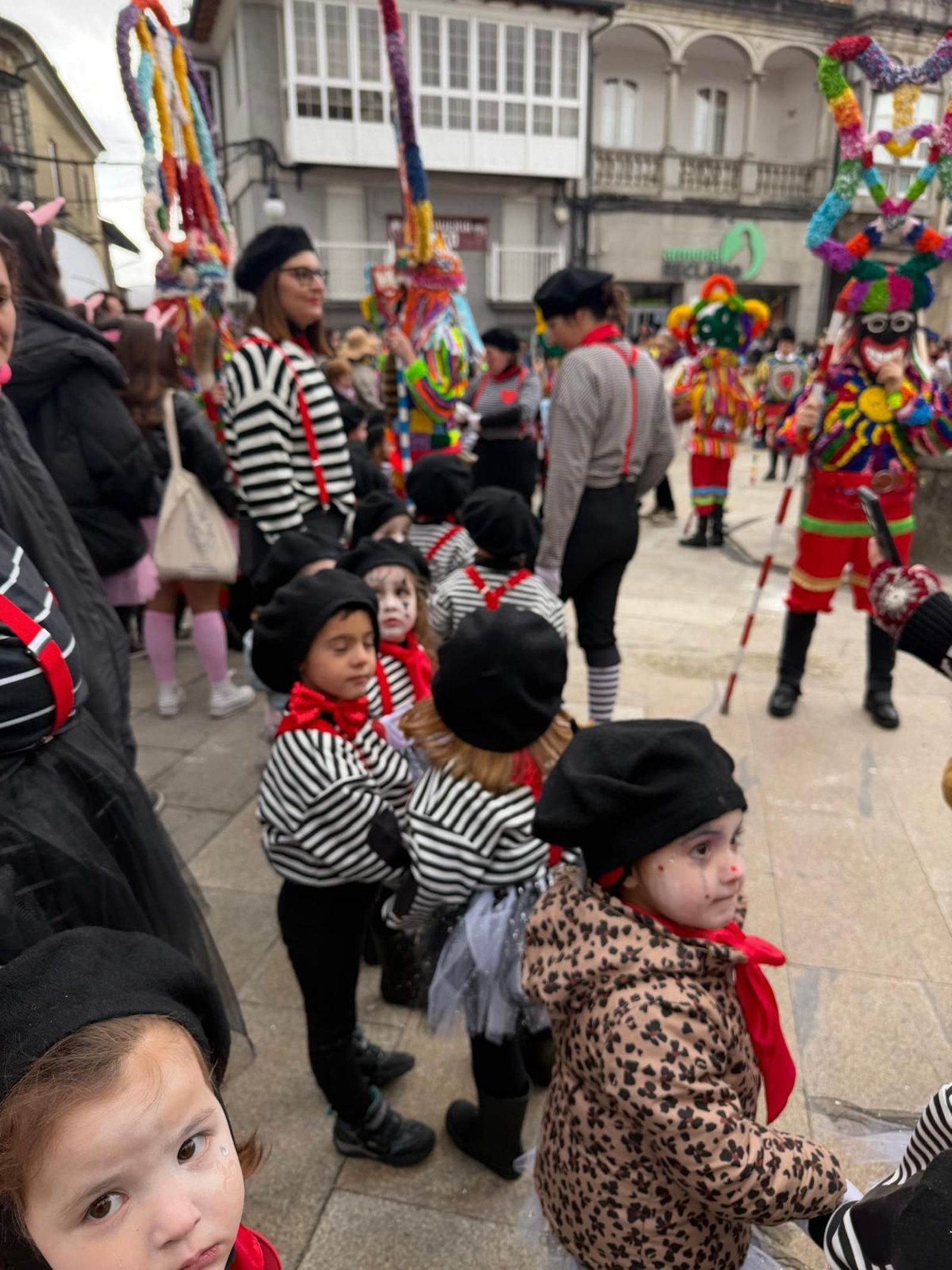Galería | Los niños llenan de color las calles de Viana do Bolo por el Día de Comadres y Compadres