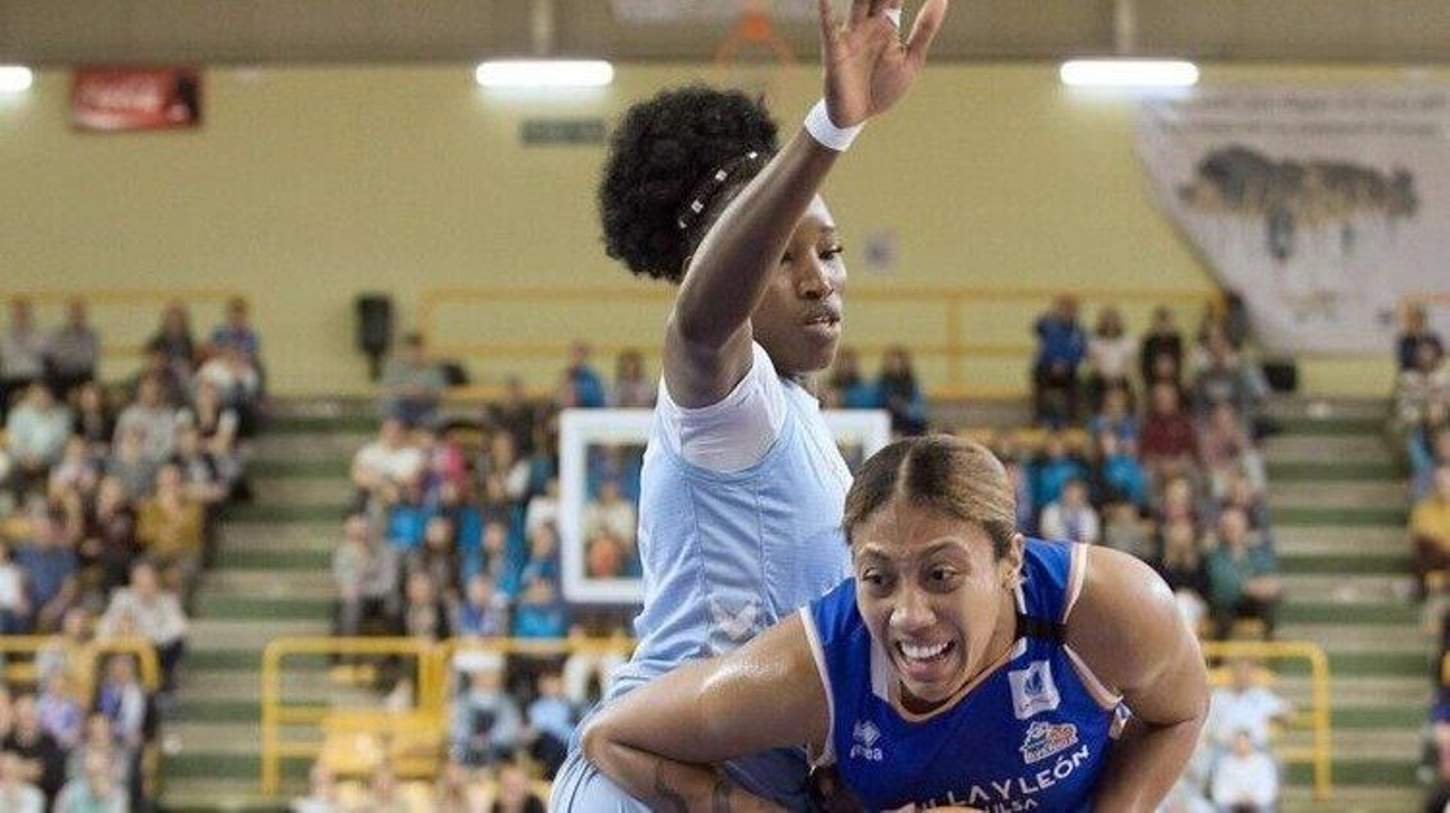 Maimouna Haidara intenta frenar a la local Arella Guirantes en el partido disputado ayer en Salamanca.