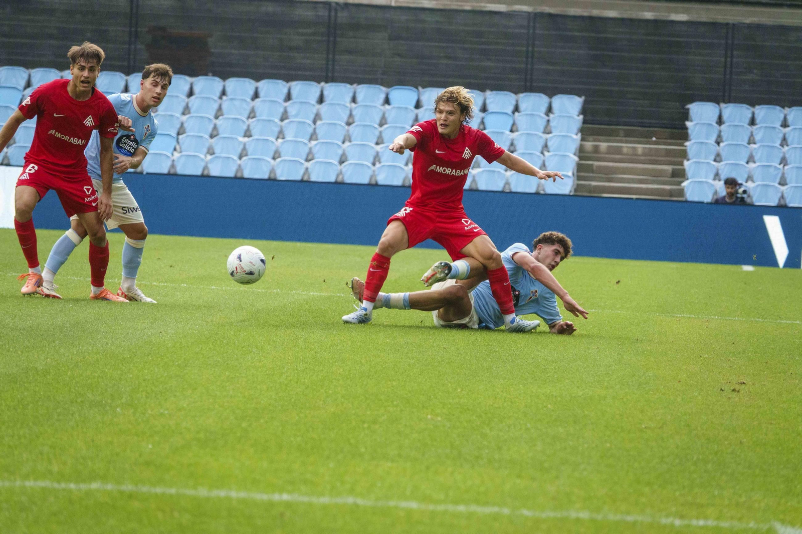 Galería | El Celta Fortuna se estrena como local en Segunda División