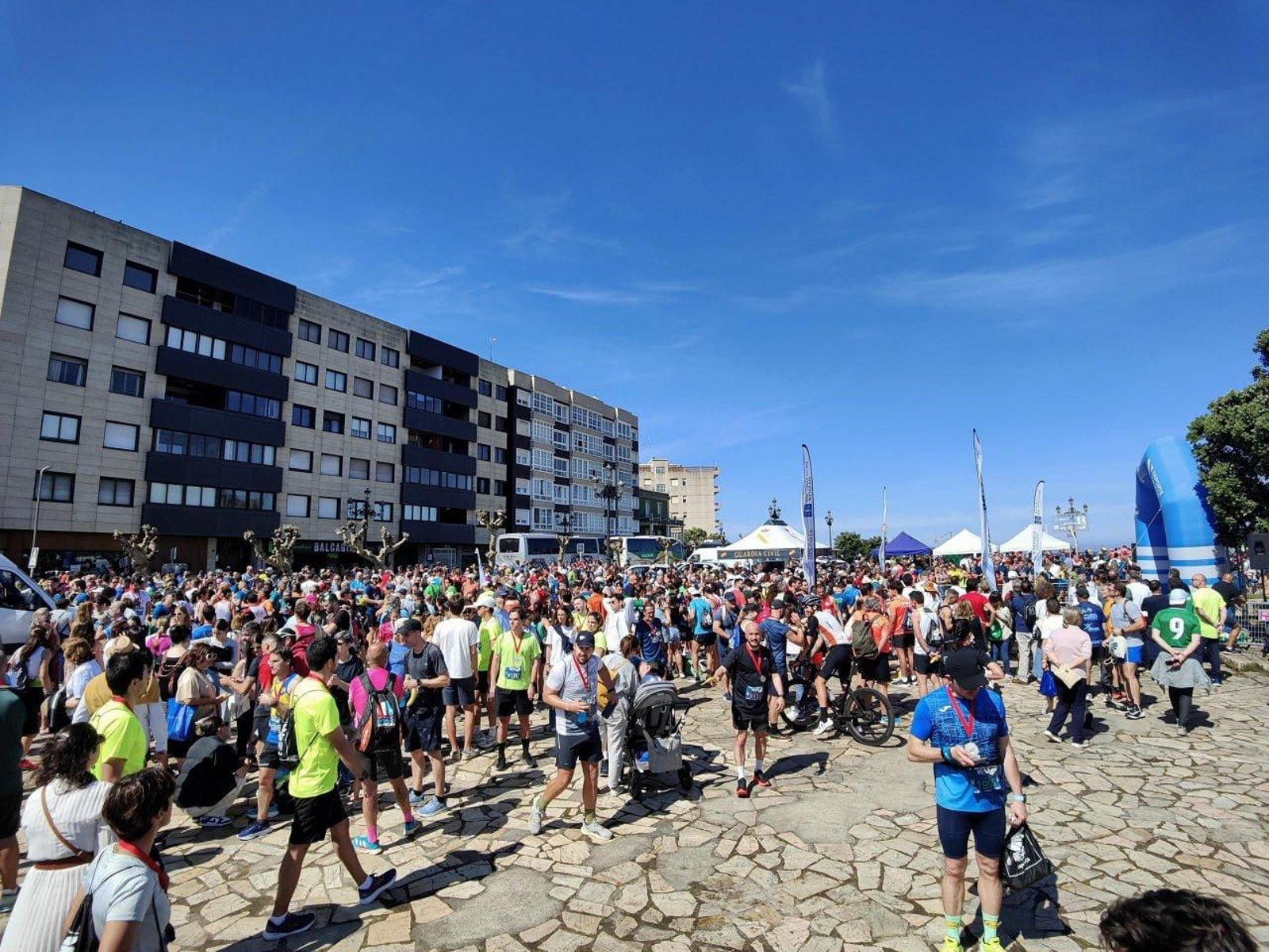 Llegada a la meta de los participantes en la Vig-Bay 2024.