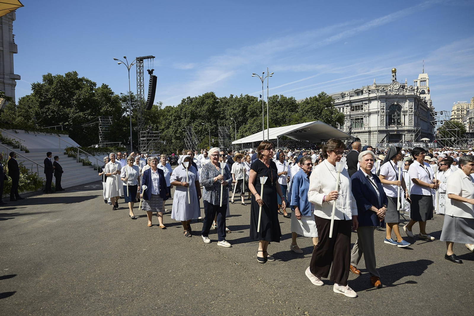 Galería | Multitudinaria misa y procesión del Corpus en Madrid con el papa León XIV