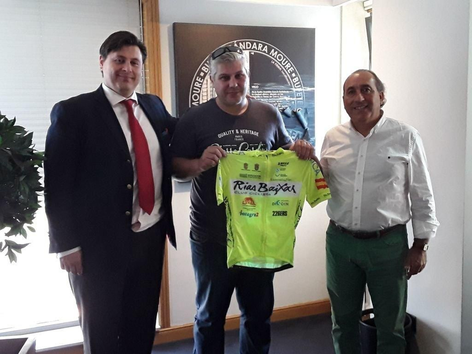 Iván Rodríguez (c) y José Luis Chamorro (d), en el bufete Gándara Moure.