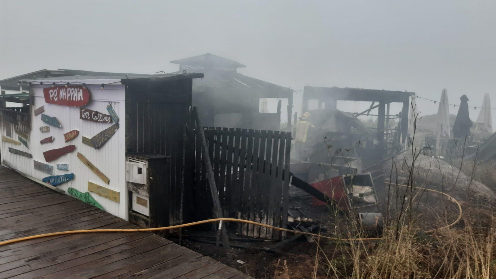Un incendio calcina un chiringuito en la playa de A Lapa, en Sanxenxo (Pontevedra).