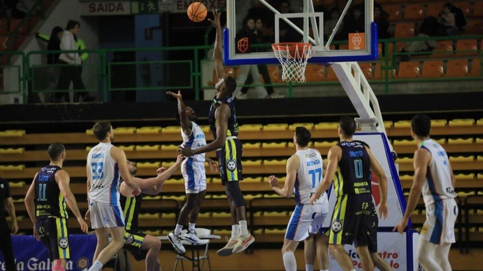 Romaro Gill tapona el lanzamiento de Jalen Cone durante el partido. | Foto: José Paz