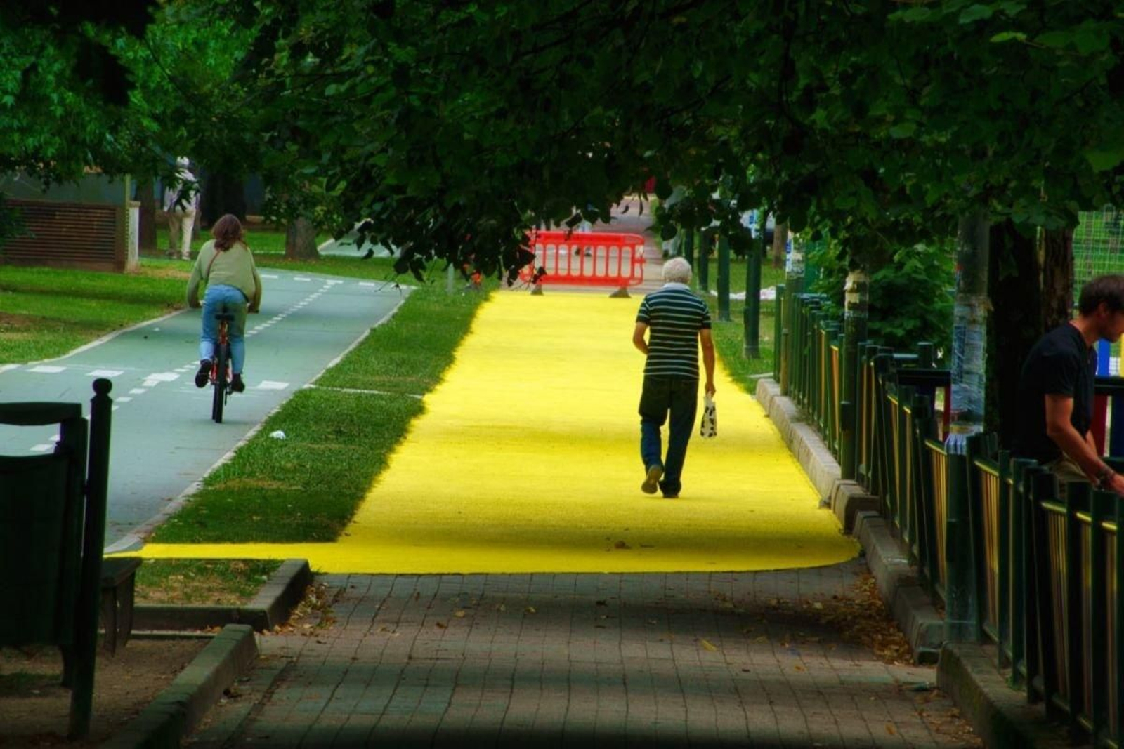 El “camino amarillo”, ayer en Coia. En realidad, un mural.