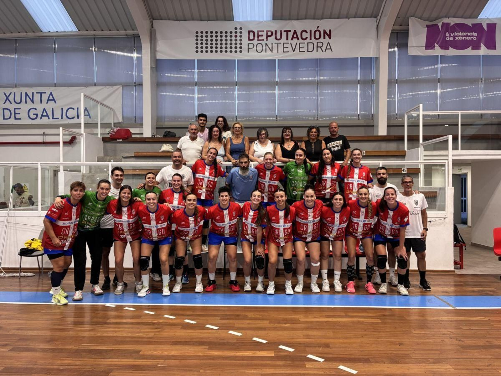 La plantilla del Atlético Guardés al completo, tras el primer amistoso de la pretemporada frente al Porriño.