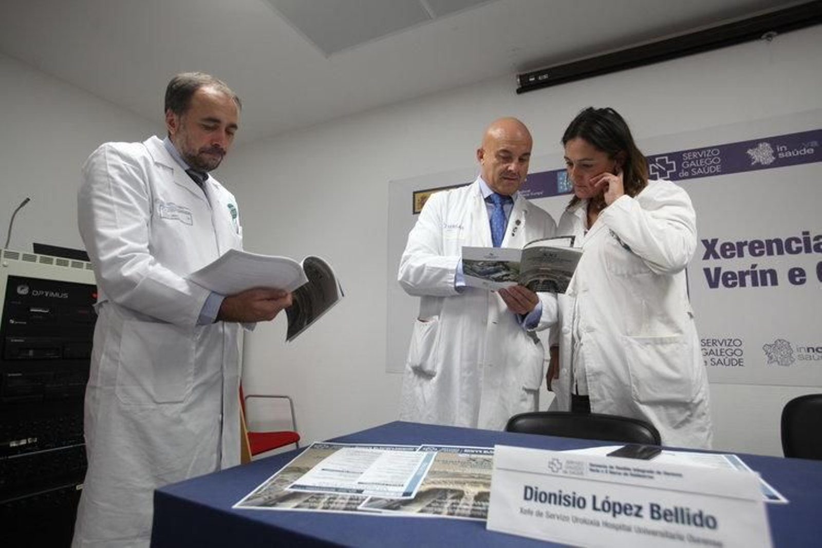 Julio García Comesaña, Dionisio López Bellido y Mª Concepción Alonso leen el programa del evento.