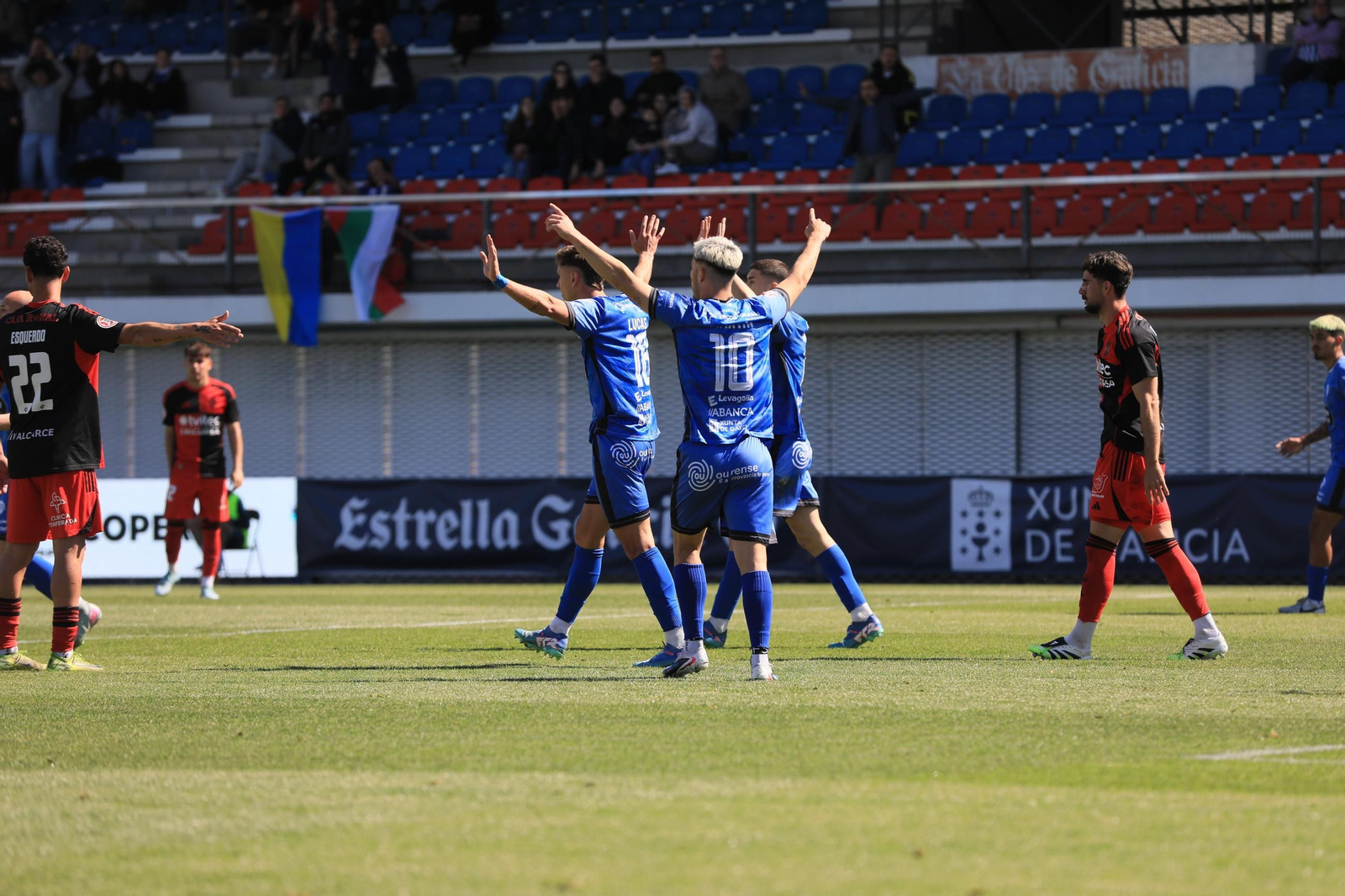 Galería | El buen tiempo acompaña el duelo en O Couto entre Ourense CF y Ponferradina
