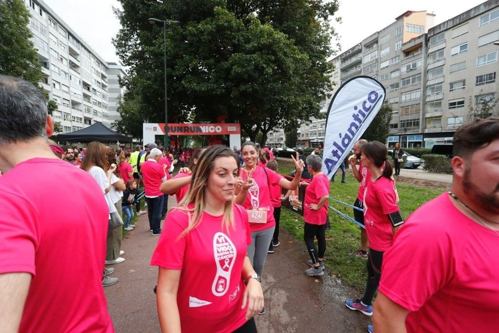 El color rosa abarrotó la Avenida de Castelao - JV Landín 063
