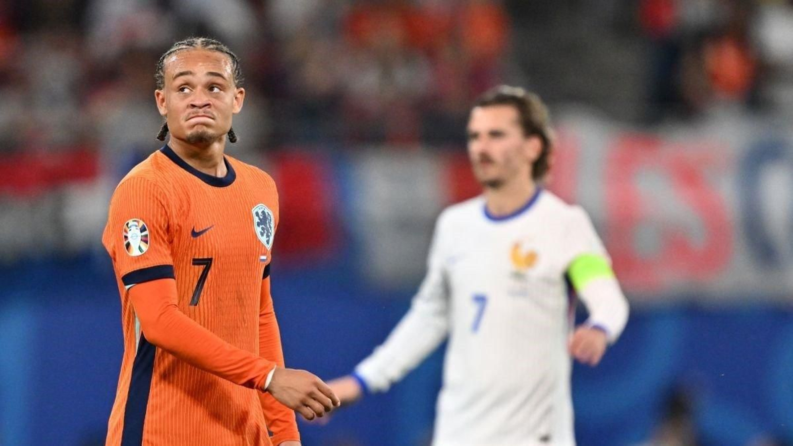 Xavi Simmons se lamenta tras la polémica anulación a un gol suyo, con Griezmann, de nuevo negado, al fondo.