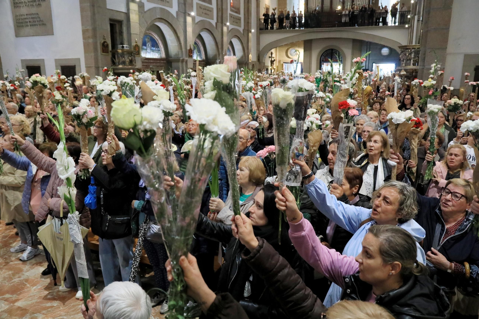 Galería | Las madres ofrecen sus flores un año más a la Virgen de Fátima, en fotos