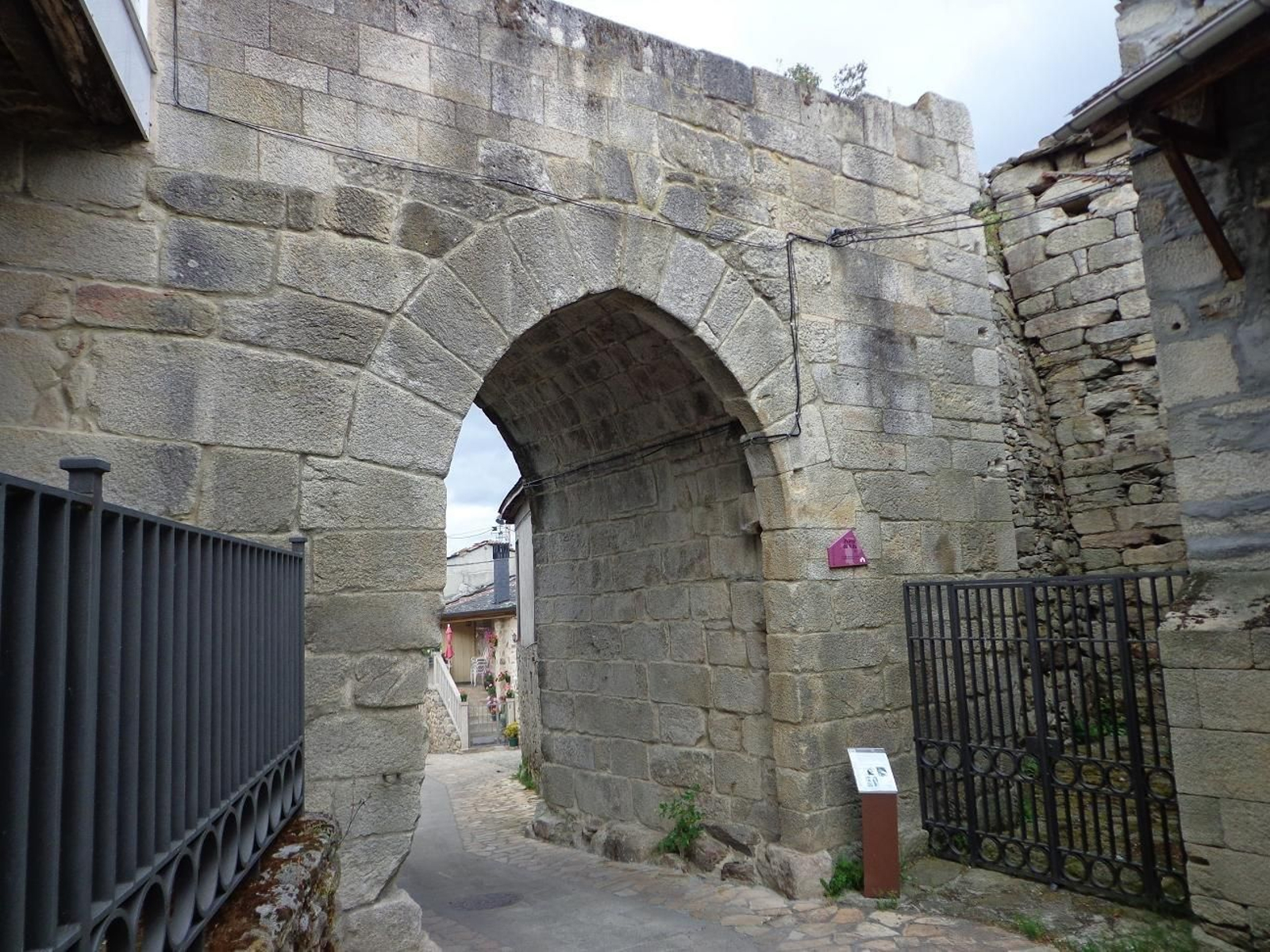 Porta da Vila, en Manzaneda.