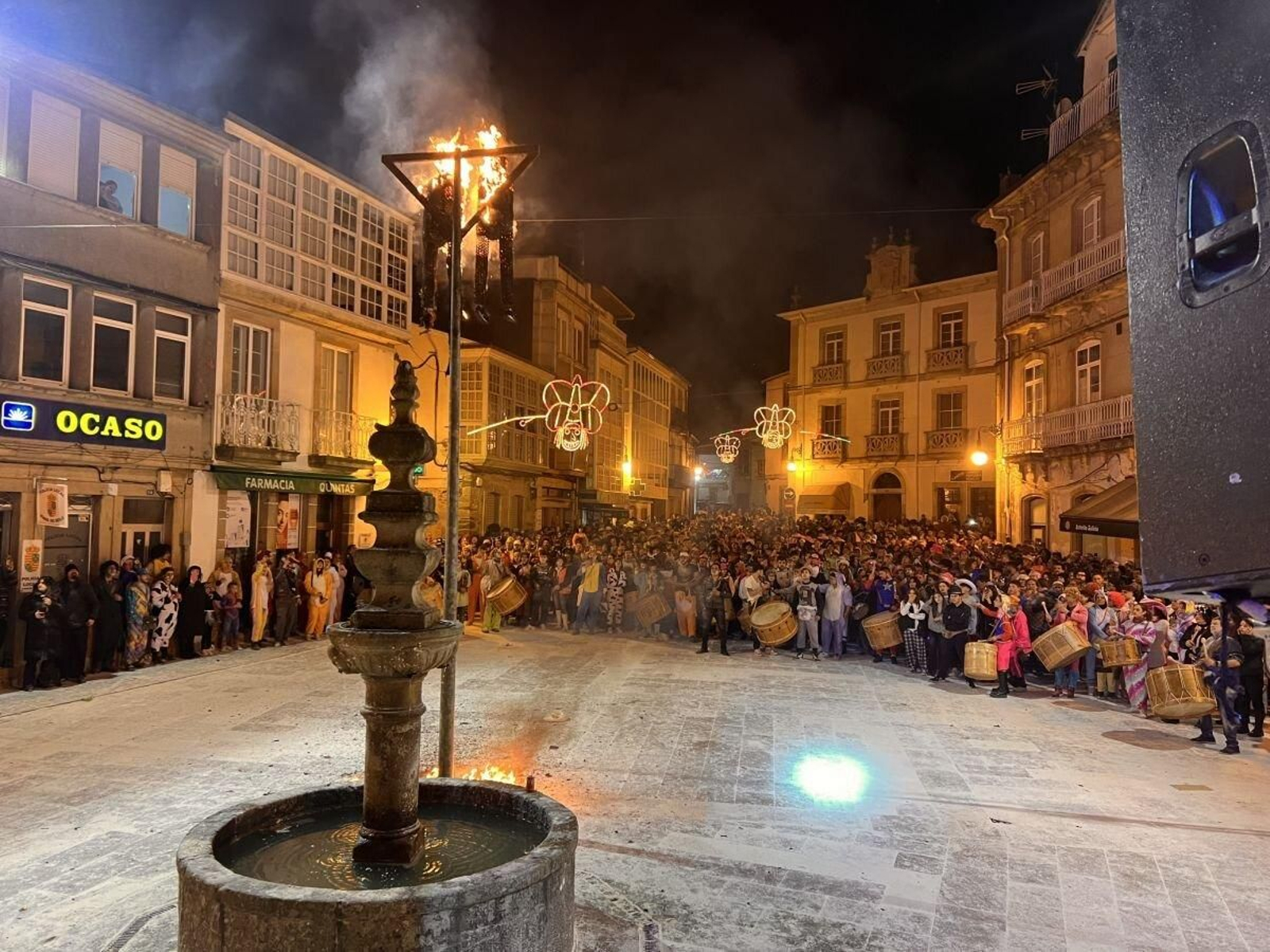 La Plaza Mayor de Viana do Bolo durante la “queima do lardeiro”.