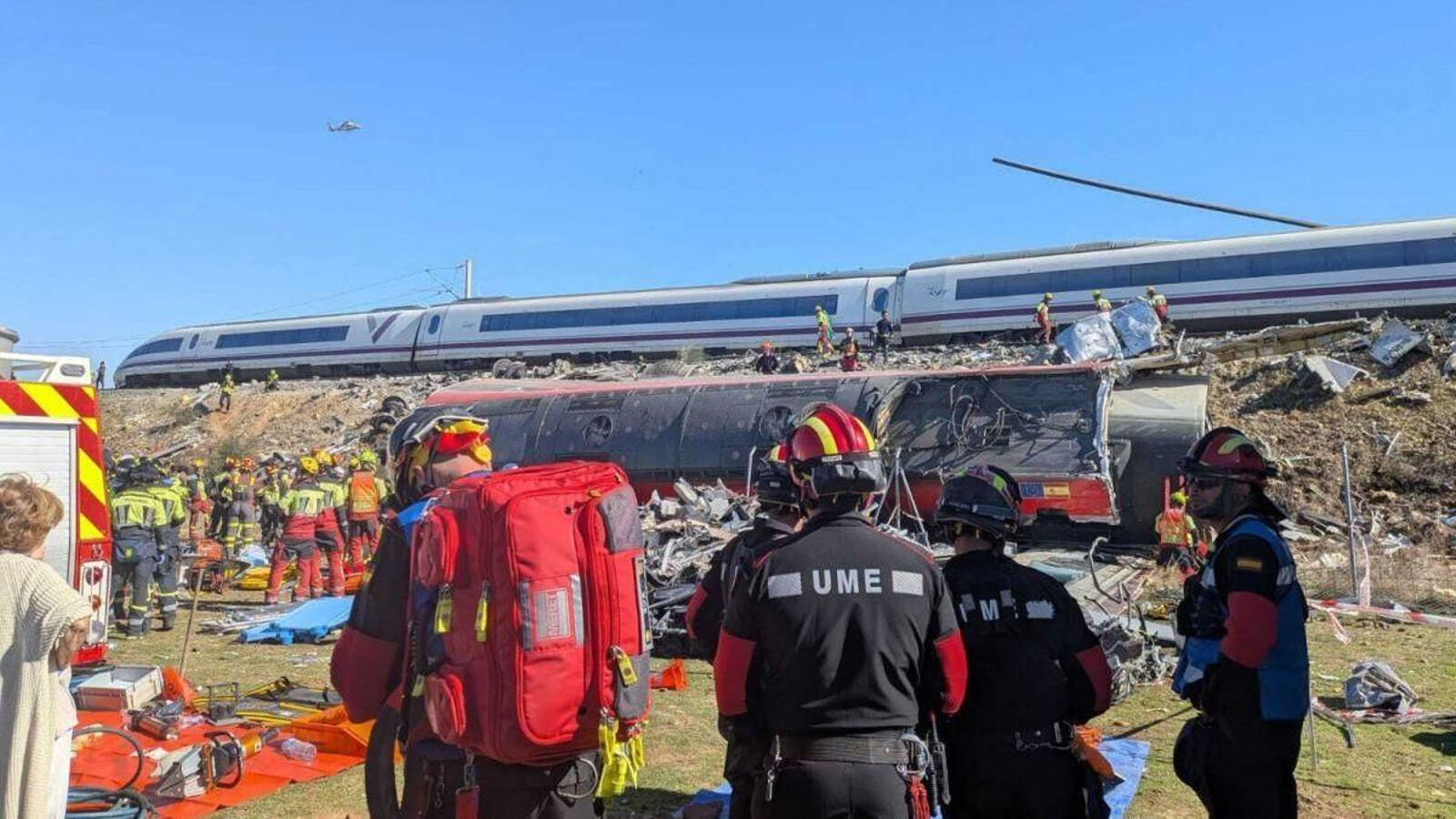 Equipos de rescate, trabajando ayer en el lugar del accidente, en la provincia de Toledo.