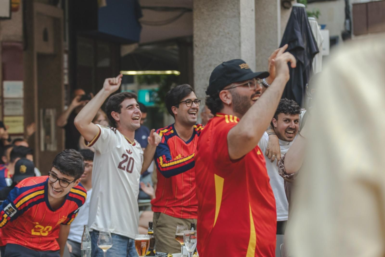 Galería | Camisetas, banderas y las calles de Ourense llenas de emoción por ver a España jugar los cuartos de final, en fotos