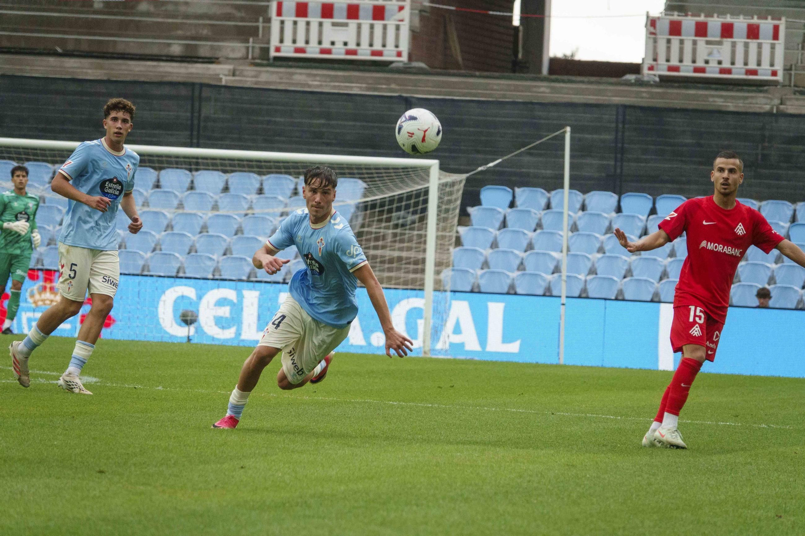 Galería | El Celta Fortuna se estrena como local en Segunda División