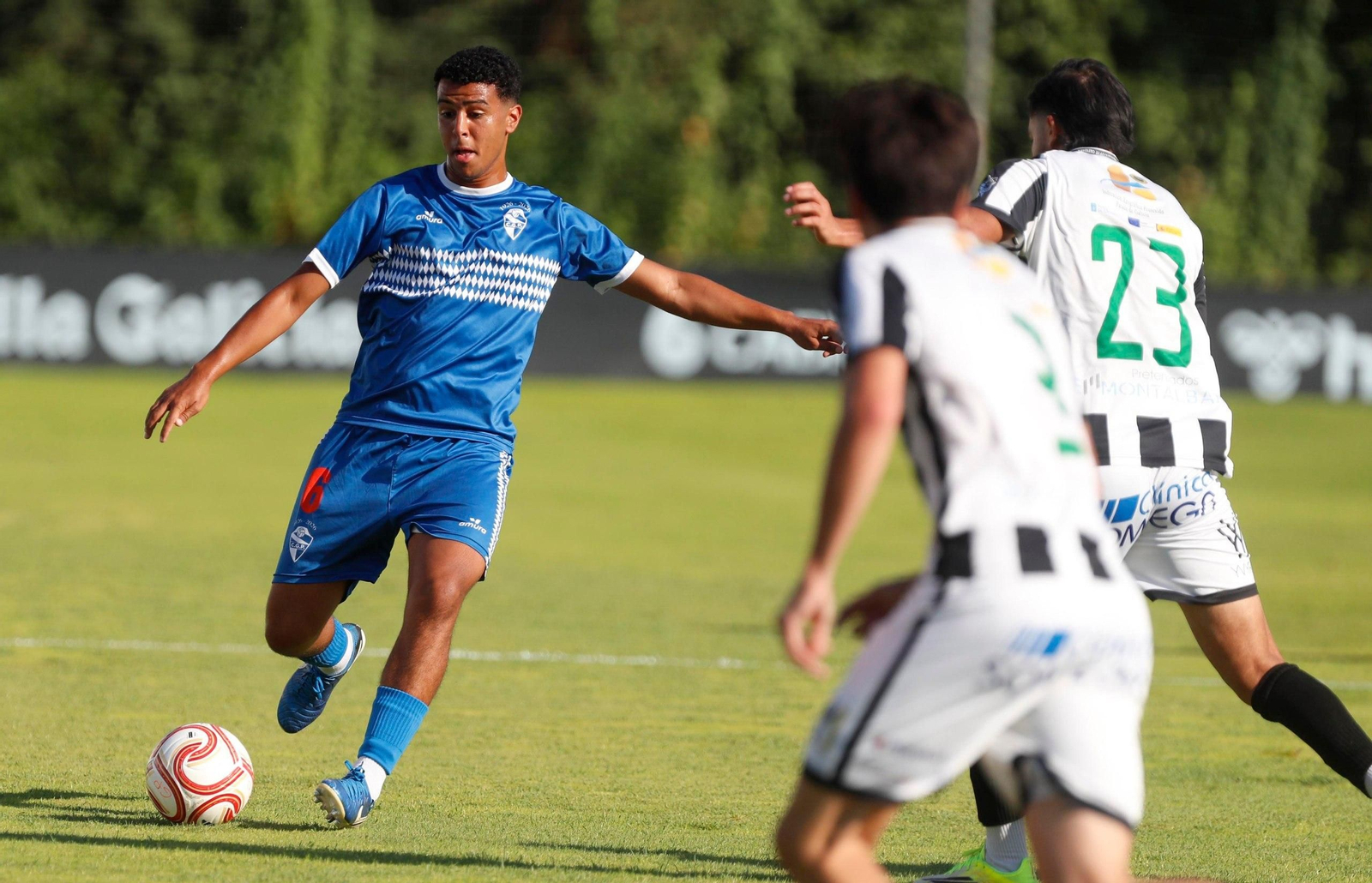 Andre Piñeiro intenta un disparo a puerta, ayer en Barreiro.