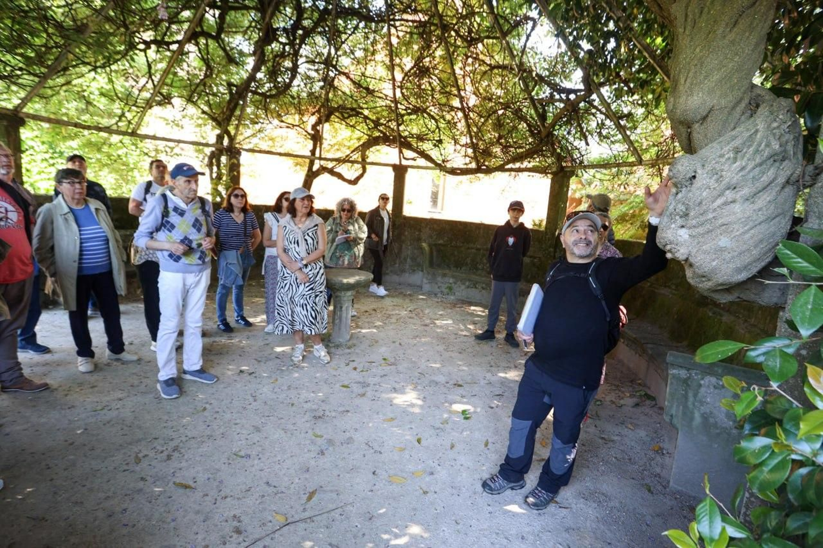 Álvaro Santos, guía y biólogo experto en botánica, durante una de sus explicaciones a lo largo del recorrido por los jardines del Pazo de Castrelos.