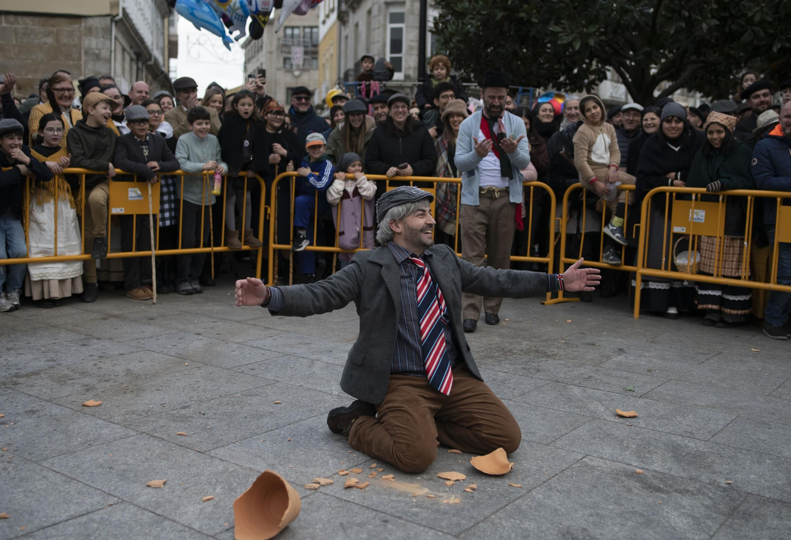 Galería |  Xinzo celebra su Domingo Oleiro con las olas volando en la Plaza Mayor