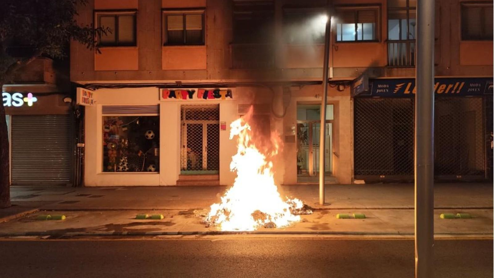 Incendio de un contenedor en Benito Corbal.