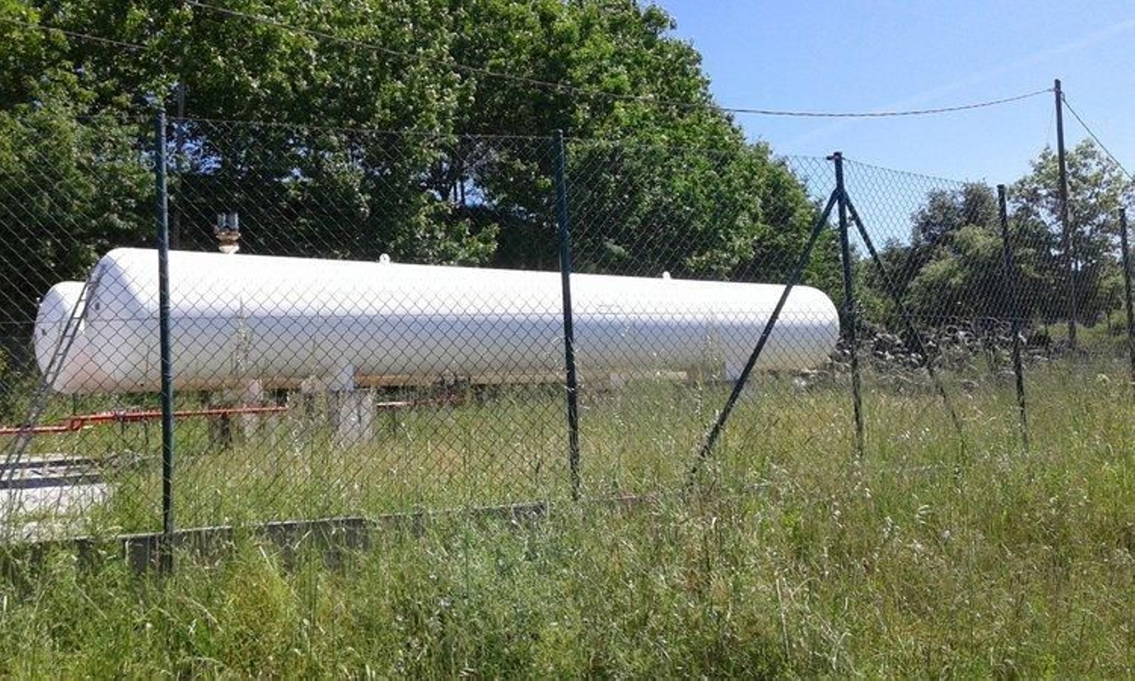 Los neumáticos fueron amontonados en la parcela que linda con los depósitos del gas urbano.