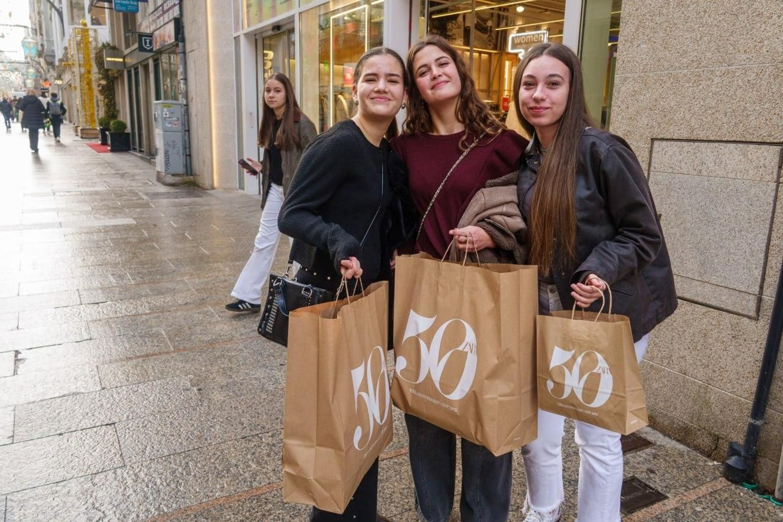Galería | Los vigueses, con la tradición de las rebajas de enero