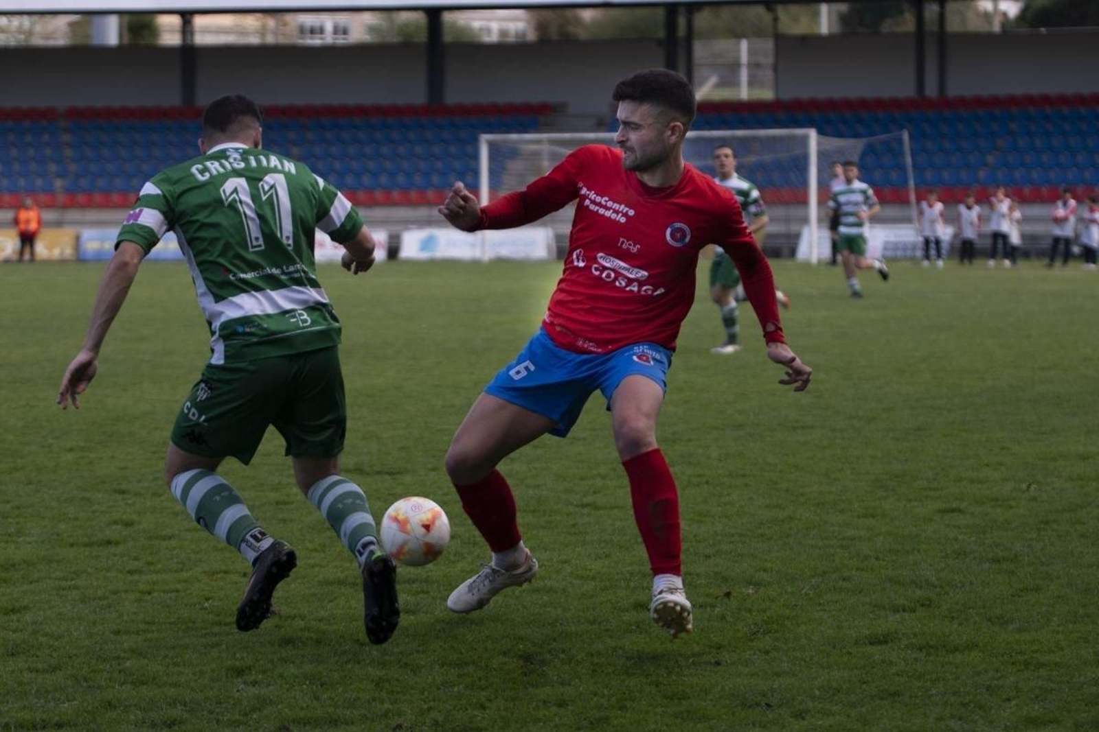 Alberto Nóvoa disputa una pelota ante Cristian, del Paiosaco.
