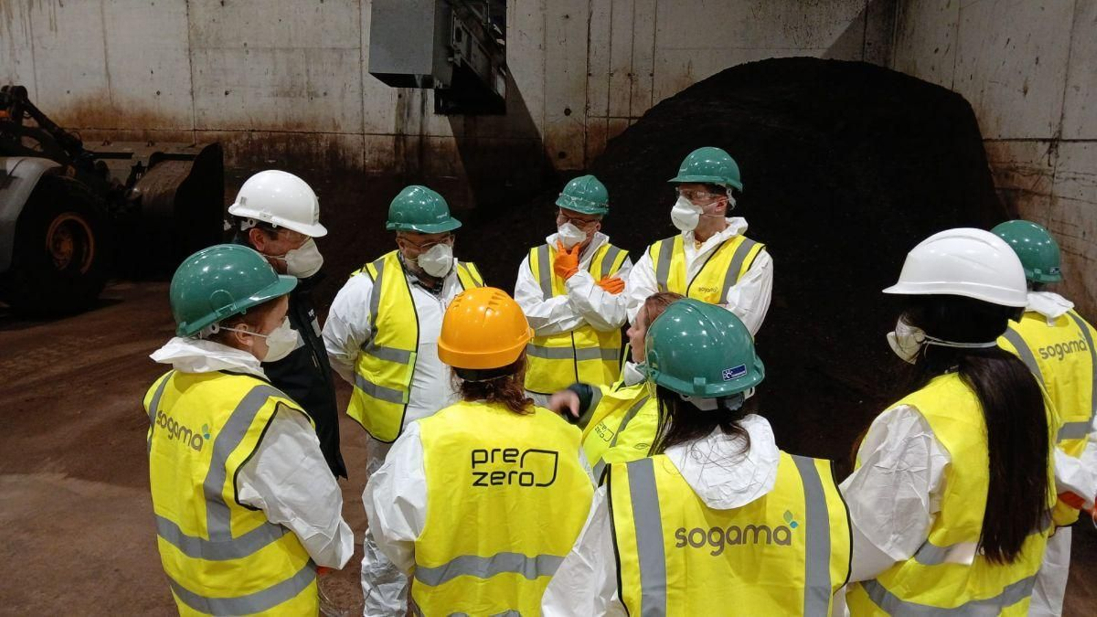 Chapela y la gerente, junto a los técnicos, visitando la planta de Sogama.