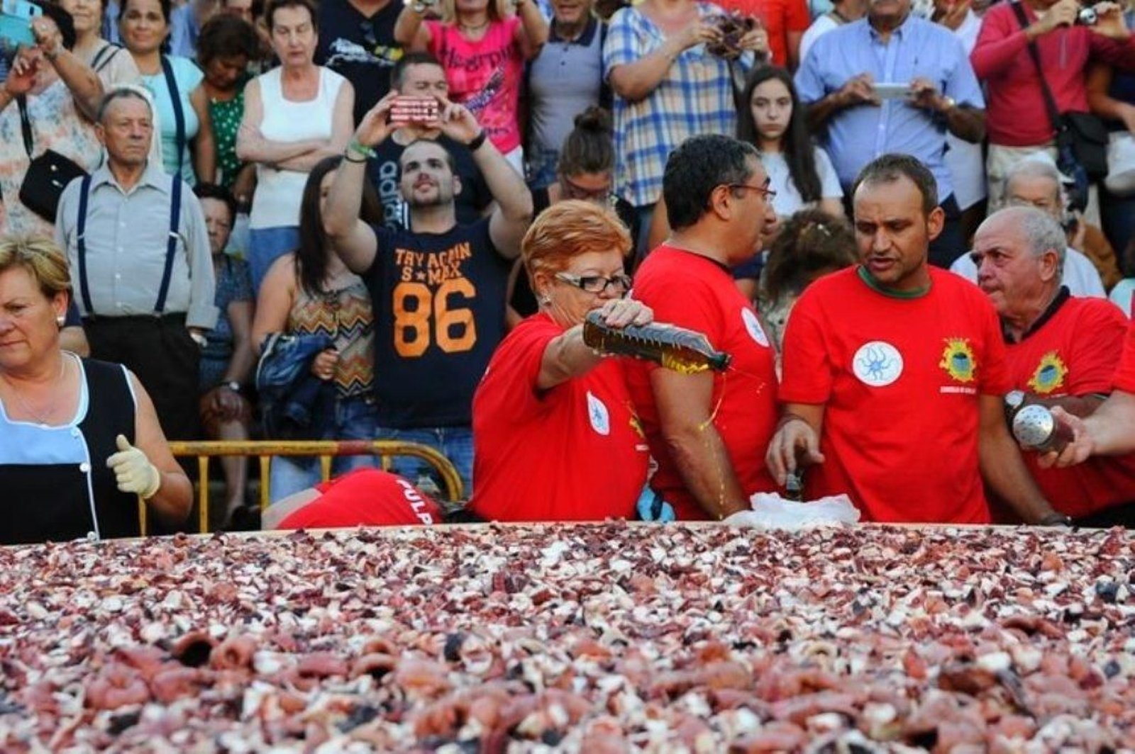 La elaboración de la tapa de pulpo más grande del mundo en Carballino 21