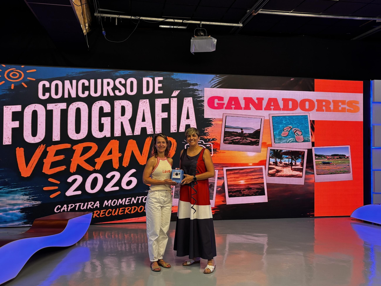 Los ganadores reciben el premio: una cámara de fotos Polaroid
