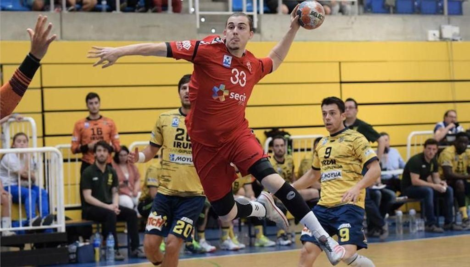 Martí Villoria se levanta para lanzar a portería en un partido en su etapa con el Alcobendas.