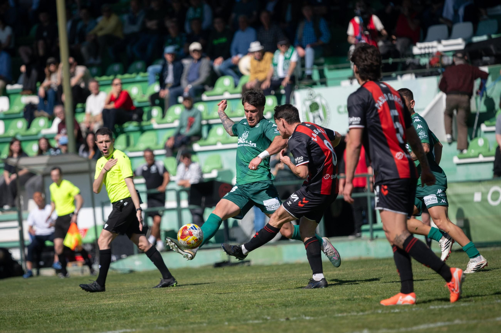 Galería | El Arenteiro cae en una tarde soleada de Domingo de Pascua en Espiñedo (1-2)