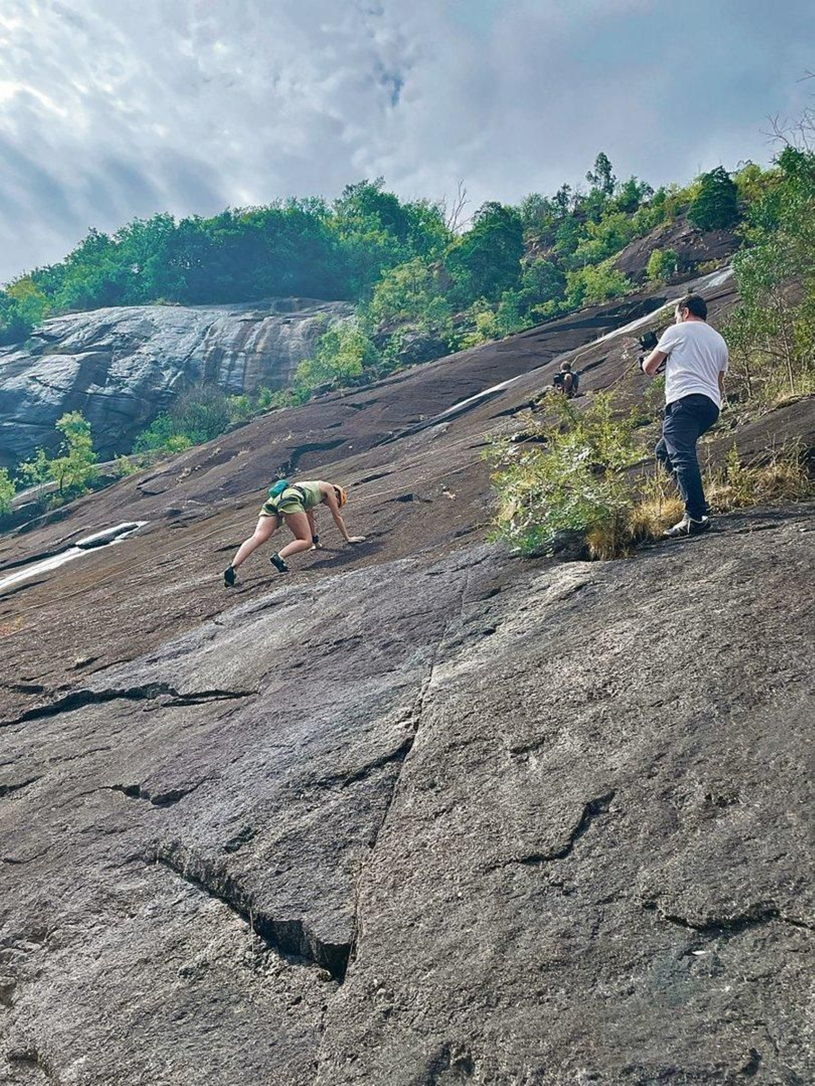 Laura, escalando xunto ao Tambre.