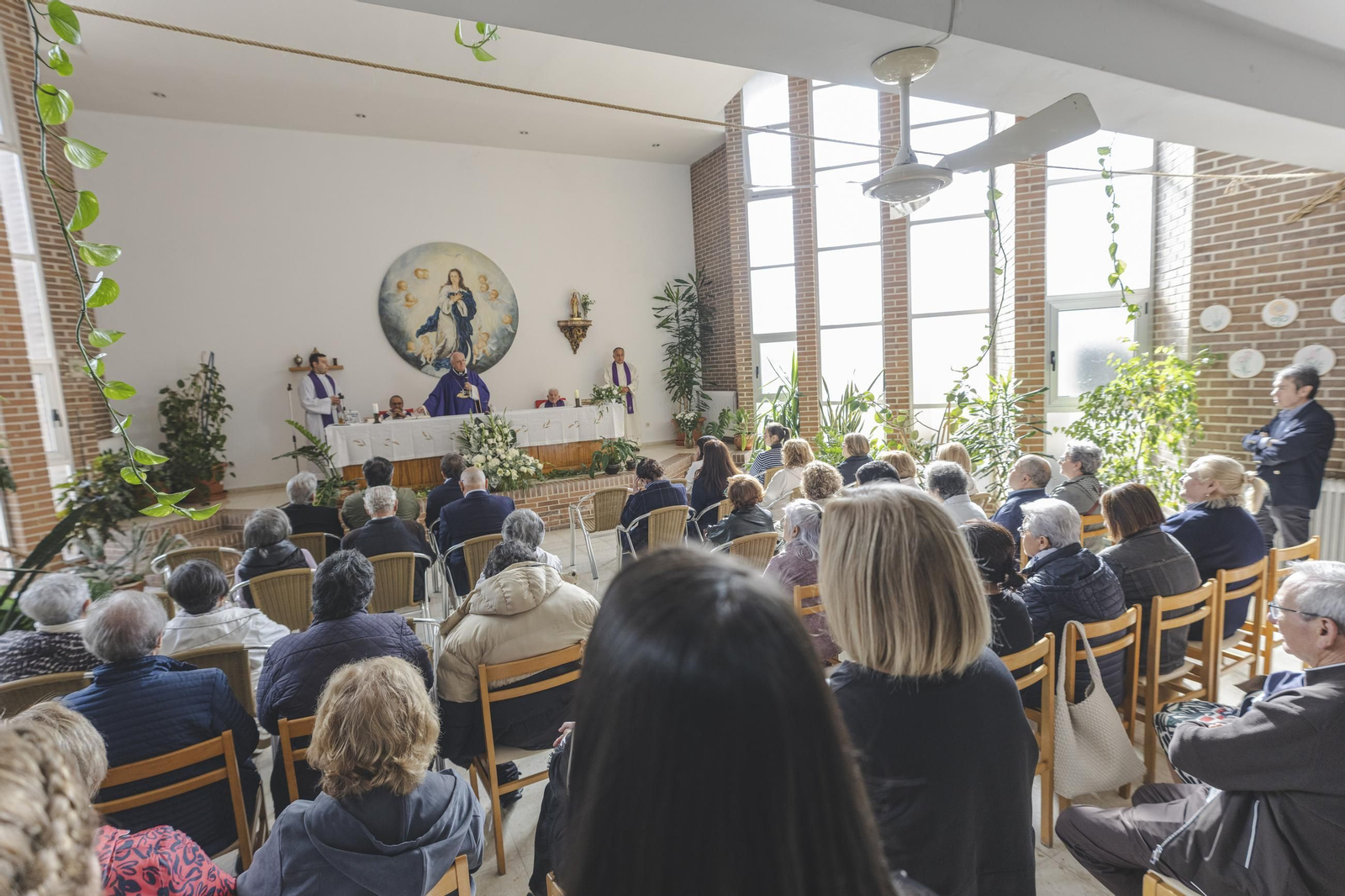 La capilla estaba llena de fieles durante el homenaje