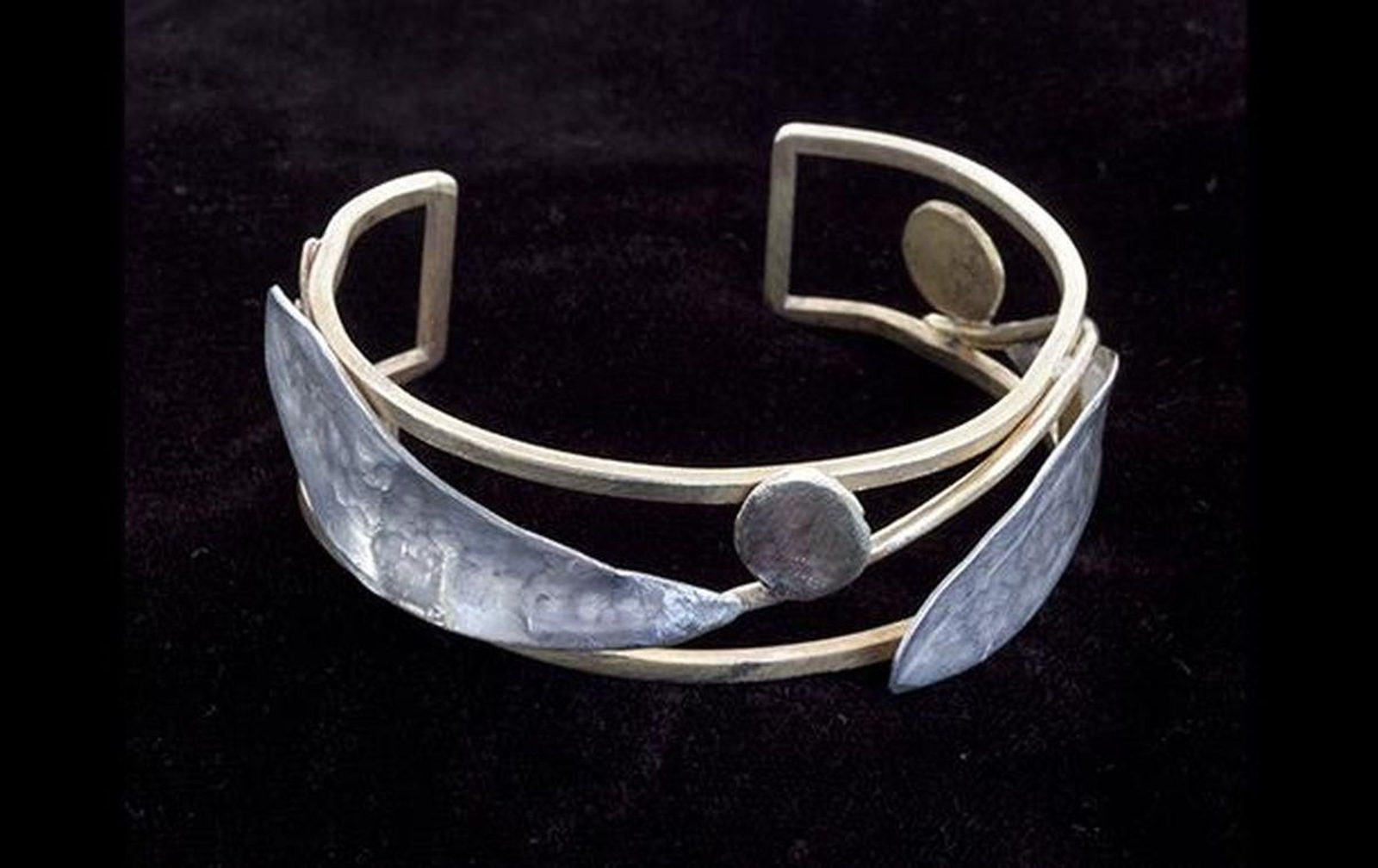 A xoiería de autor exponse como ornamento persoal e ourivaría