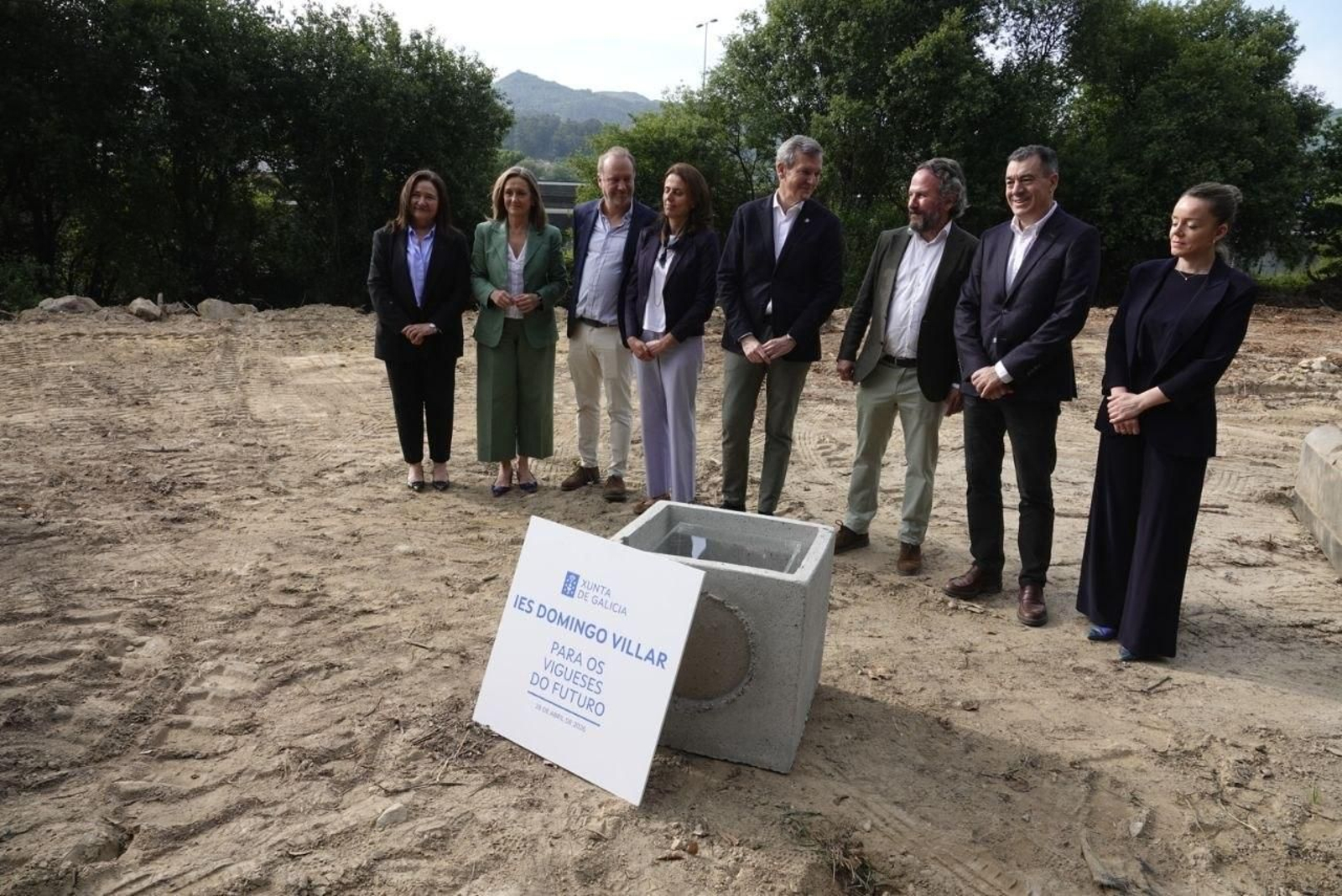 Alfonso Rueda, en el acto de colocación de la primera piedra junto a familia de Domingo Villar.