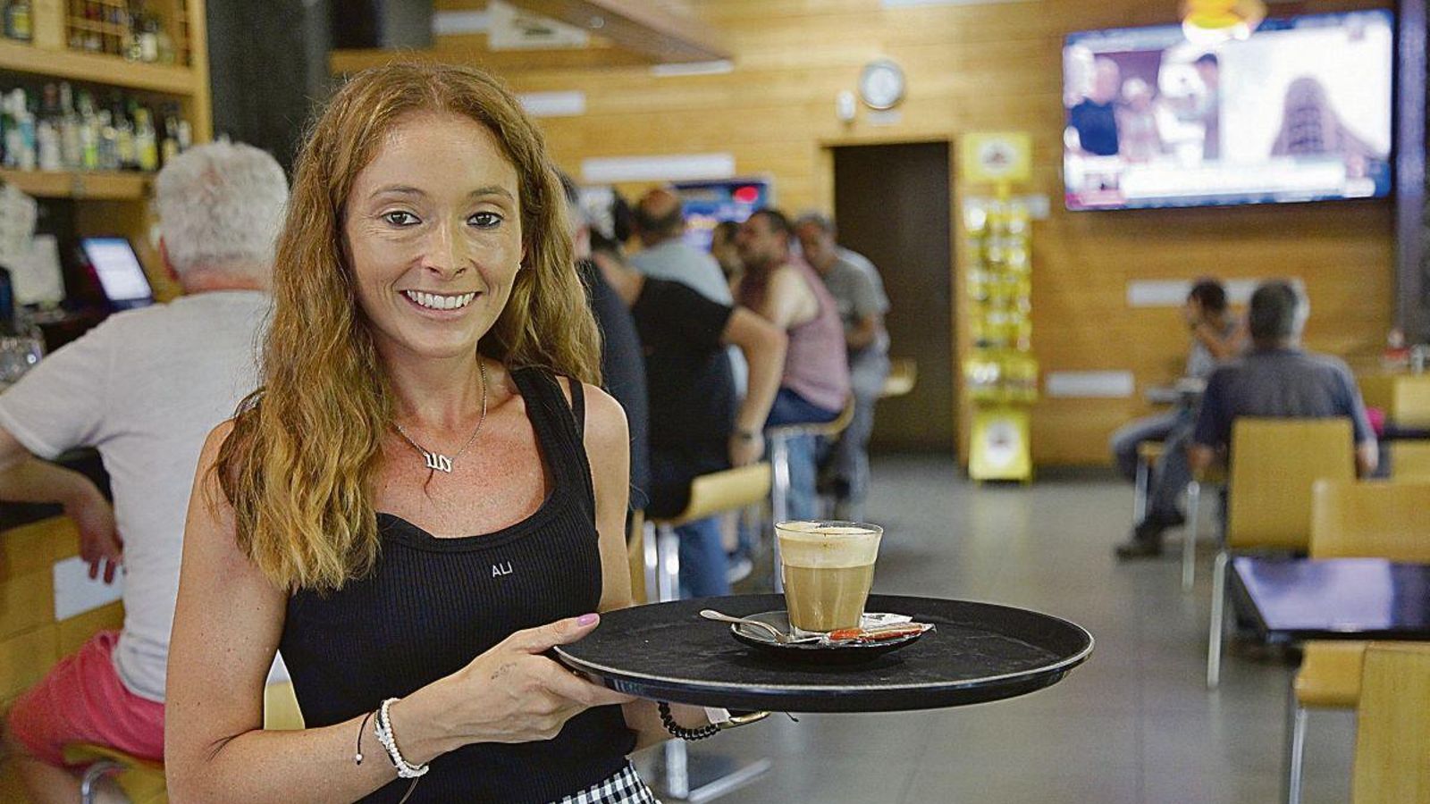 Alicia, con su permanente sonrisa en el bar Lito de Castrelo do Val.