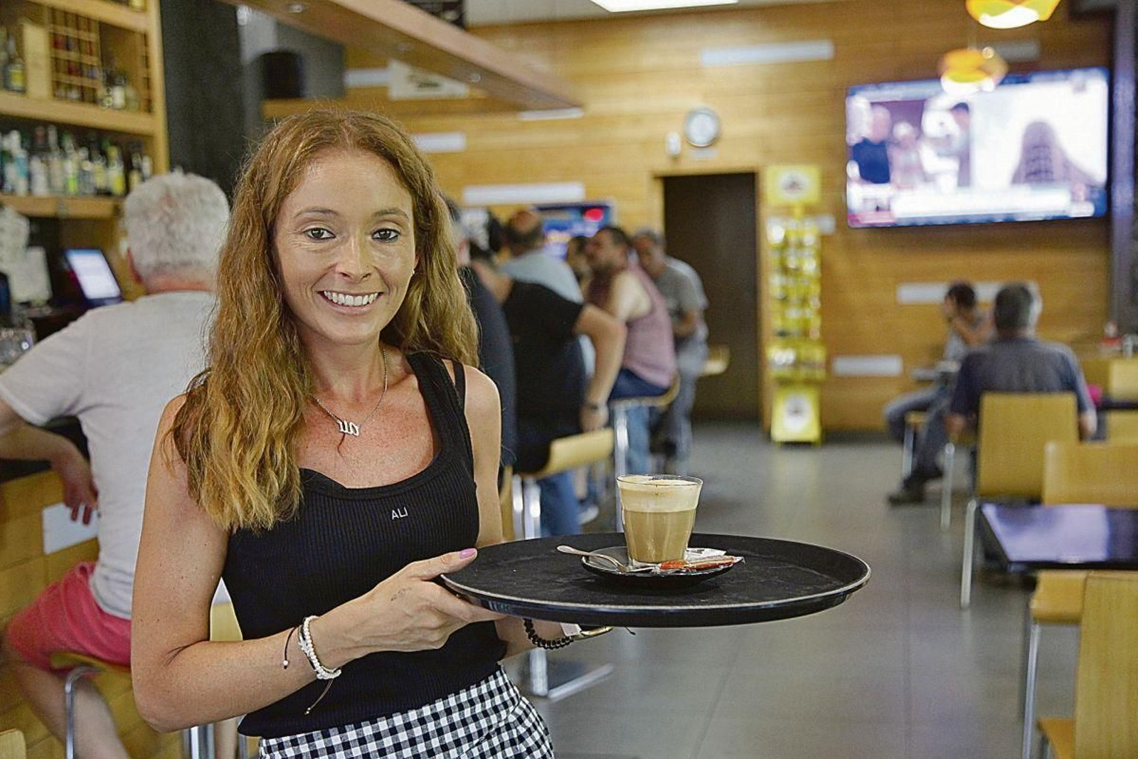 Alicia, con su permanente sonrisa en el bar Lito de Castrelo do Val.