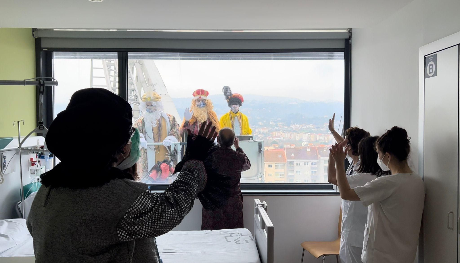 OURENSE. Sus Majestades tampoco se olvidaron de los niños y mayores que permanecen ingresados en el CHUO.