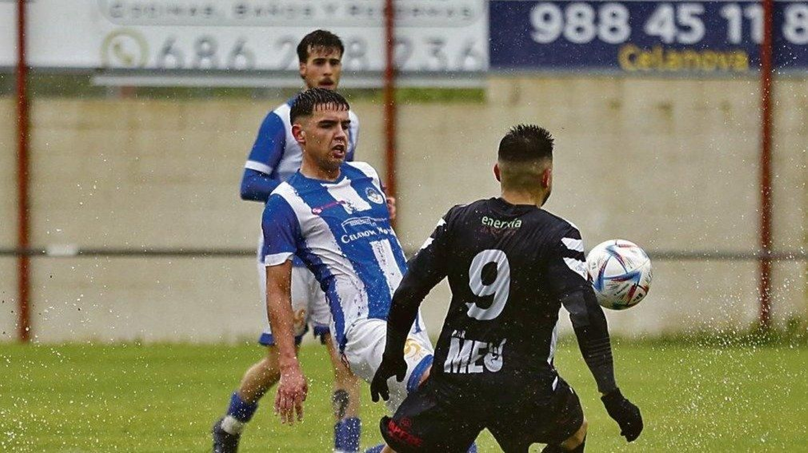 El mediocampista Diego Rivera, del Celanova, disputa un balón con Bruno, del Ribadavia.