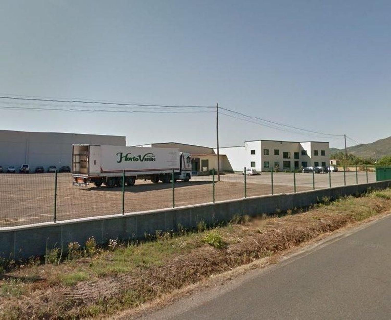 El almacén asaltado. Los delincuentes forzaron la puerta de acceso.