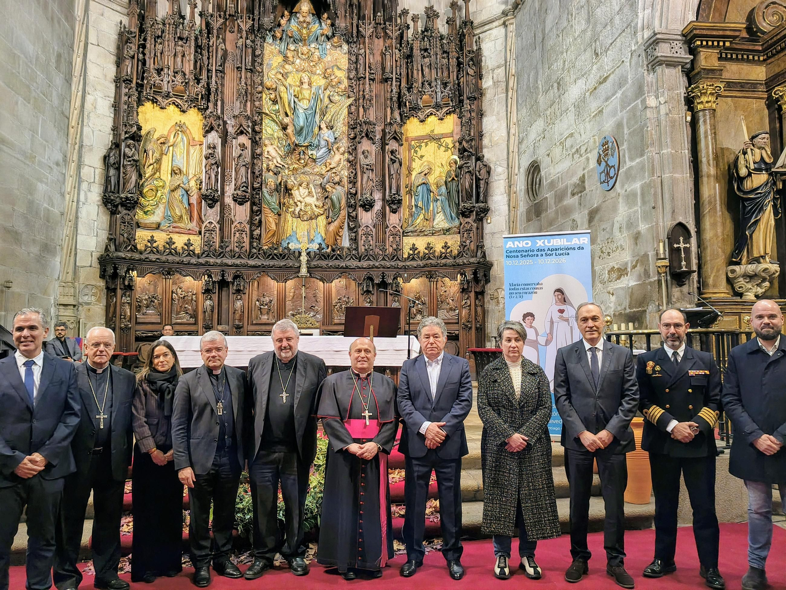 Autoridades eclesiásticas y civiles que participaron en la apertura del Año Jubilar en la Basílica de Santa María.