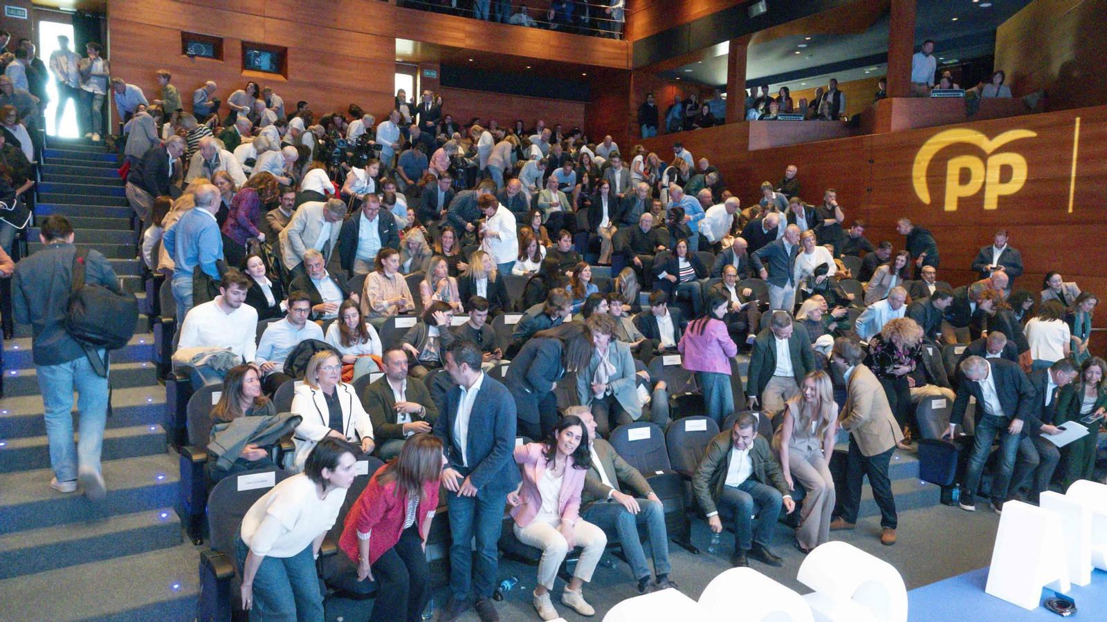 Galería | Rueda lidera el acto del PPdeG en Vigo y hace balance del mandato