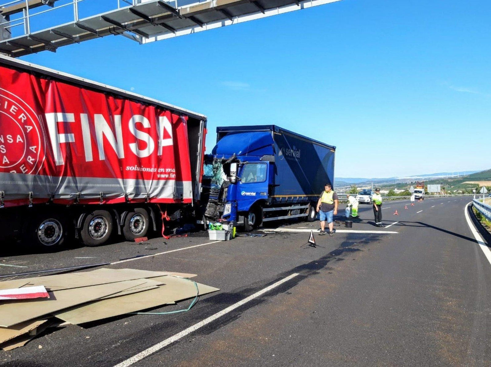 Un tráiler pierde parte de su carga a causa de un accidente en la A-52