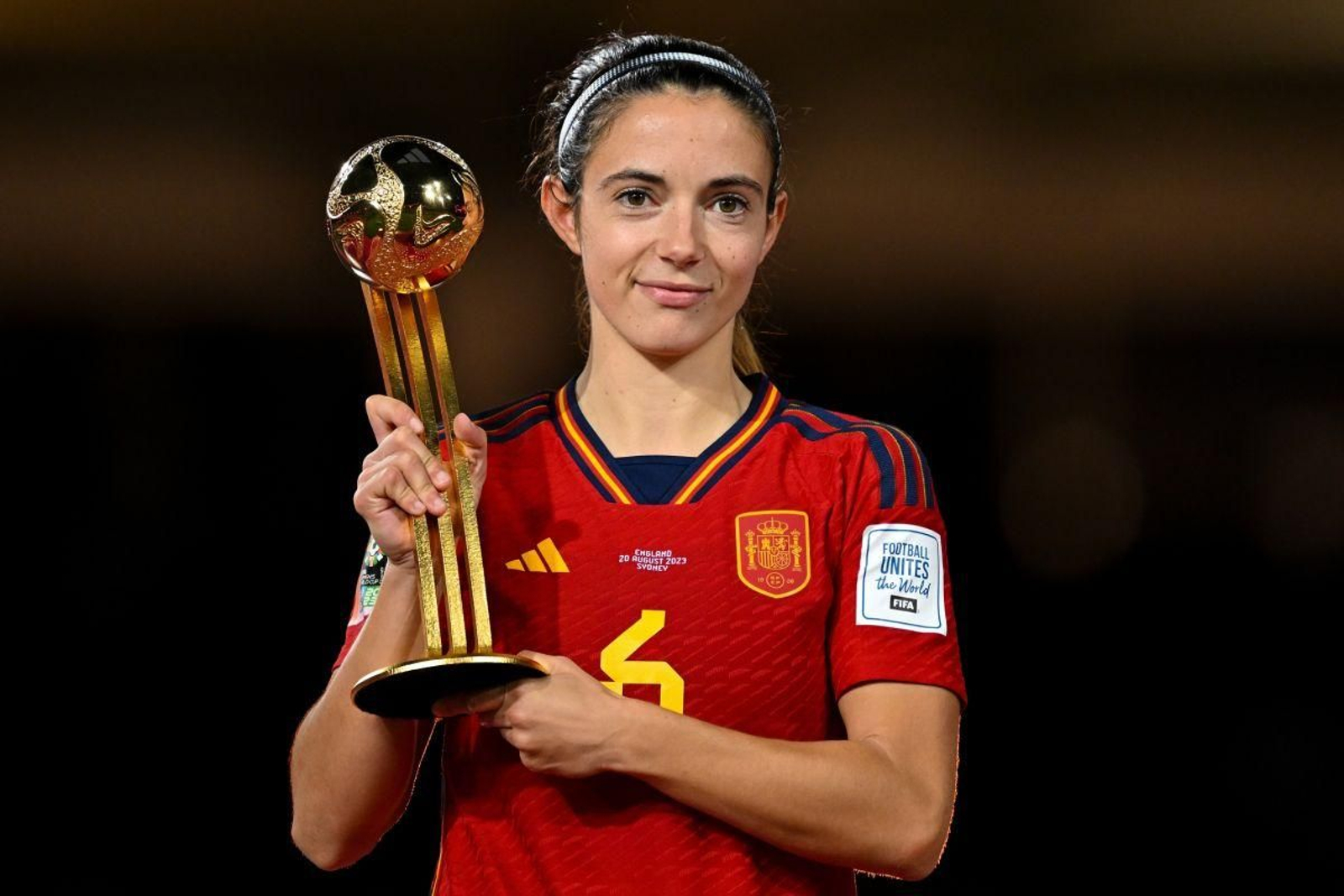 Bonmatí, con su premio a mejor jugadora del Mundial que redondeó el triunfo de España en la cita.